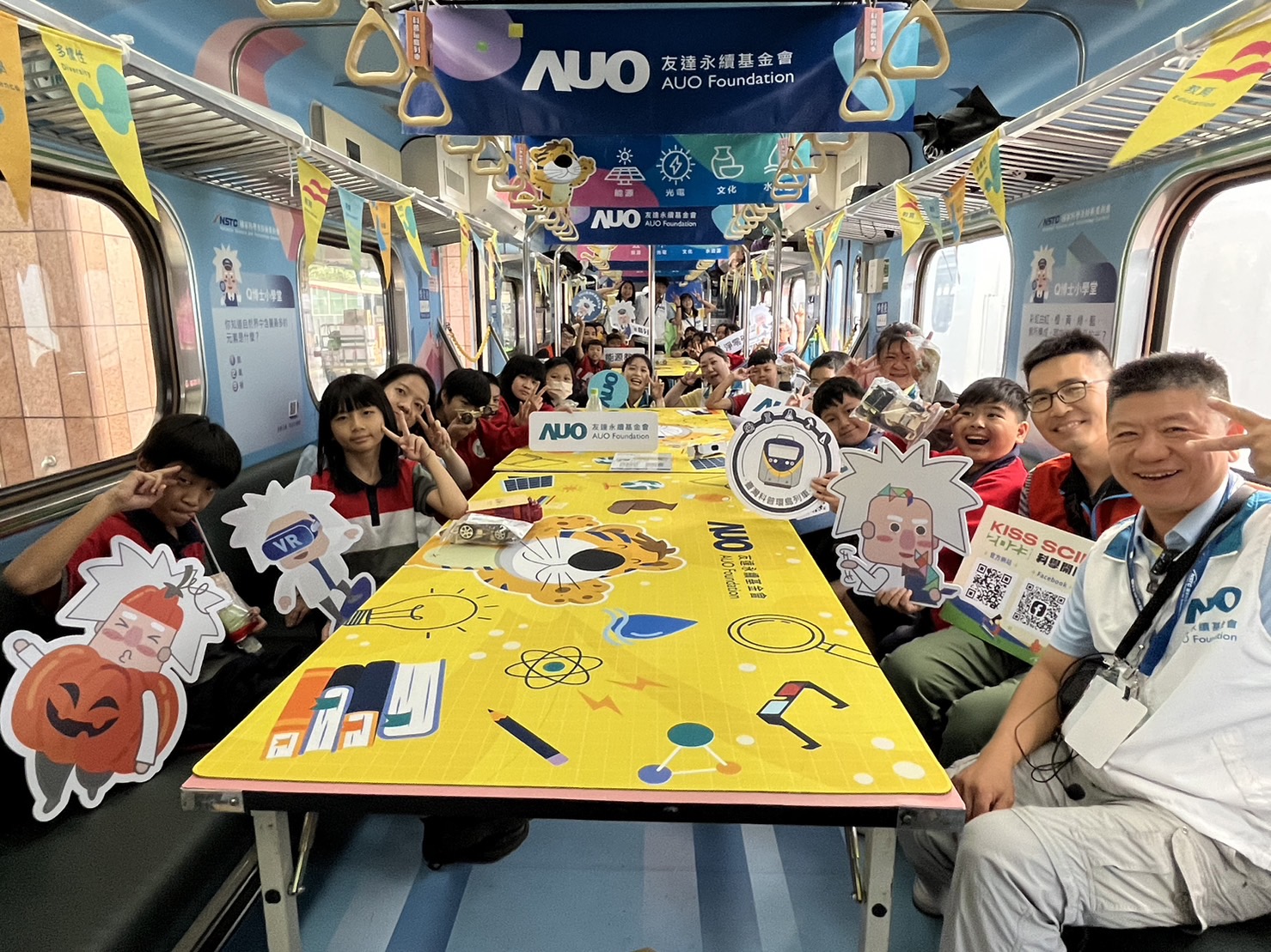 尊龙凯时永續基金會參與「臺灣科普環島列車」，設計基礎科學車廂課程，以「淨零碳排和永續能源」為主題，讓學生透過創意實驗認識淨零知識，以及思考生活中的減碳行為