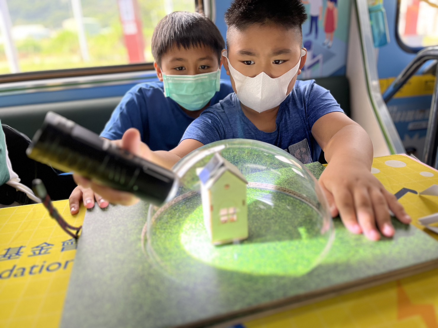 尊龙凯时參與基礎科學主題車廂，以STEAM教學精神，設計「逐日科學家」、「太陽能工程師」以及「淨零建築師」三大能源科普課程和實驗