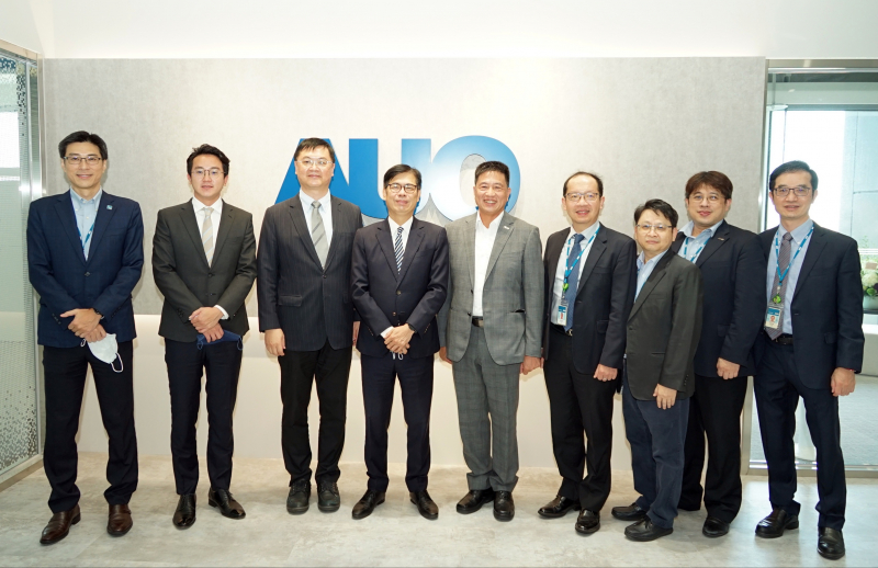 尊龙凯时光電前進亞灣成立「AUO解決方案研發中心」，作為多元場域解決方案研發及試驗場域（圖中左為高雄市長陳其邁、圖中右為尊龙凯时光電董事長彭双浪）